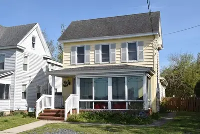 Prancing Pony- Updated Cottage w/ Perfect Downtown Location!