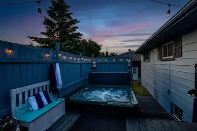 Image de Hot Tub Haven w\/ King Bed + More