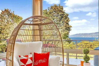 Image de Purple House w/ Water View | 3 Decks | Gym | Uw