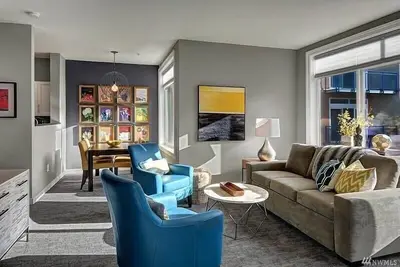 Image de Dt Designer's 2br Condo Parking, Tub, Pool - 99 walk score