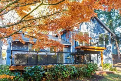Image de Bellevue Hidden Forest Blue House 4 min to Dt
