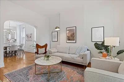 Image de Newly Updated Vintage 6 Bedroom Single Family Home by AllSet Turnover