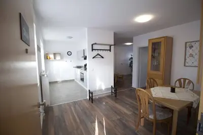 Image de The apartment offers a total of approx. 48 square meters of living space. A living room with laminate flooring, a complete kitchenette with refrigerator, a completely new chic bathroom. In the bedroom there is a bed (140x200m) with two bedside tables. Ver