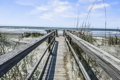 Image de Charming Oceanfront Escape: Private Boardwalk, Sun Porch, Beach Gear