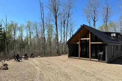 Newly built luxurious cabin with hot tub, jacuzzi and bbq grill and fire-pit!