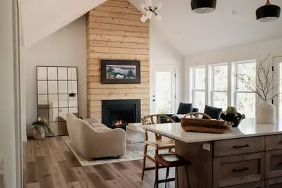 Image de Retreat Azure with Outdoor Hot tub - Mins to Egg Harbor Marina
