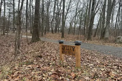 Image de Moose Lodge with Hot Tub- Home on 12. 5 wooded acres 8 minutes from Rhinebeck