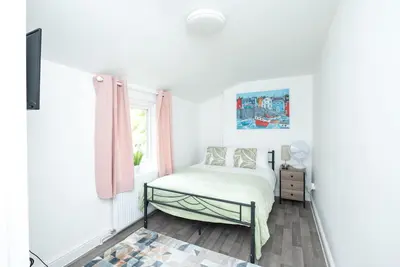 Image de Room 3-Studio-Appartement-Salle de bain et douche-Vue sur Parc