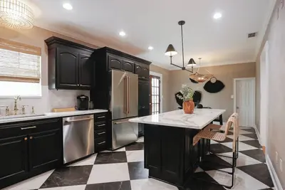Image de Large Six Bedroom Home, Walkable to Downtown St. Pete, 20 mins To Beaches