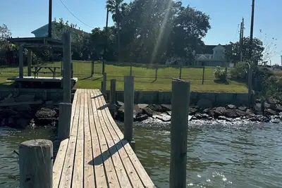 Image de New 6 person hot tub for relaxing and watching sunset across the bay.