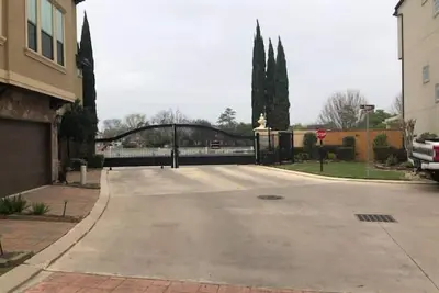 Image de Tons of amenities safe gated/Med Center-City Views\n