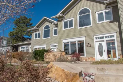 Image de Spacious, lofted condo, private patio with hot tub, and views of Rmnp!