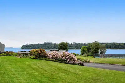 Image de Condo with amazing bay view, lanai, pickleball, hot tub, pools, gym & fireplace