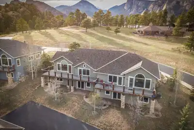 Image de Stylish mountain family home with hot tub and all the views you could ask for!