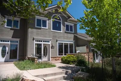 Image de Woodsy, lodge-style condo with stellar views of the Rockies!