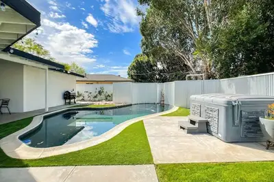 Image de Luxury Retreat with Heated Pool A+ Location