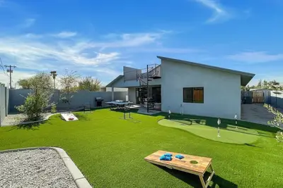 Modern Desert Haven: Golf & Mountain Views