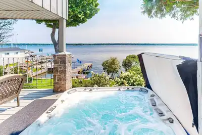 Image de Historic riverfront home near downtown with private hot tub, river views, & dock