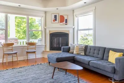 Image de Spacious retreat with outdoor dining, patios and views