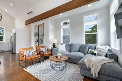 Image de Next to Park, Soaring Ceilings, Remodeled 2 Br