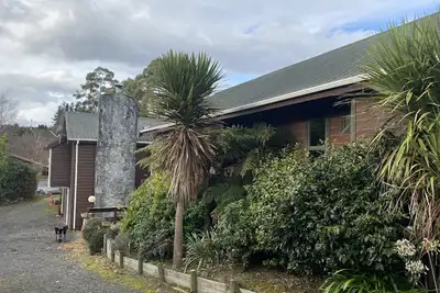 Image de Dakune Chill-lodge for up to 26. Tongariro, Bbq, sauna, spa, pool, darts, fire pit.