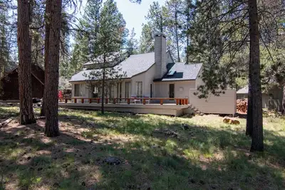 Fantastic location! Hot Tub, Ac, Sharc passes, bikes and a great deck!