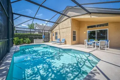 Image de Charming 3br home in Kissimmee with private pool and lake view, perfect for families.