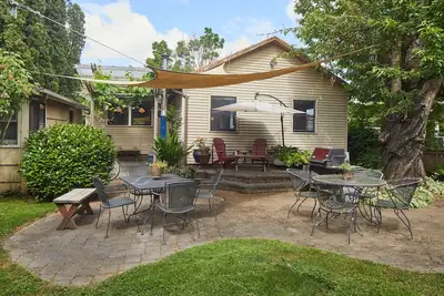 Image de The Madrona House! \nFreshly renovated bungalow / detached studio/office space.