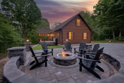Image de Maplewood Haven | Hot Tub, Outdoor Tv, Turf + Patio!