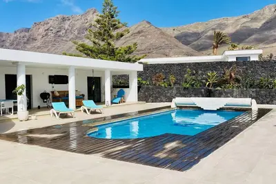 Image de Casa Marina 4-Bed Villa with Pool in Famara