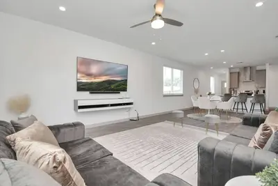 Image de Cozy and Spacious 4-bedroom retreat near Medical Center and Downtown Houston.