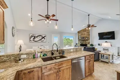 Image de Hilltop Hideaway | Updated house in Canyon Lake with balcony & beautiful views