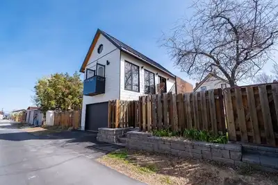 Image de Modern, new carriage house 5 mins to everything!