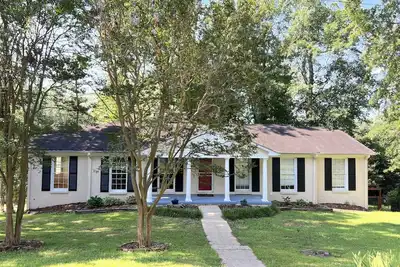Image de Spacious, newly updated, classic style close to Ua campus. Sleeps 10