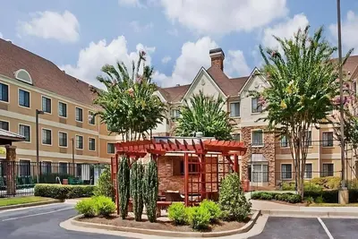 Pet-friendly and Spacious 2br Suite with Kitchen! Free Breakfast, Swimming Pool!