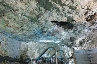 Image de l atypique avec sa piscine chauffée interieure troglodyte