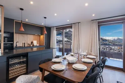 Image de Luxueux appartement 4 chambres avec balcon, casier à skis, proche des pistes à Courchevel 1650