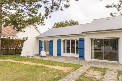 Image de Charmante villa de plain-pied avec jardin clos, proche plage, cuisine annexe, et toutes commodités incluses.