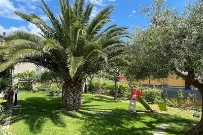 Image de Un posto verde e tranquillo tra gli ulivi e le rose del Trasimeno.