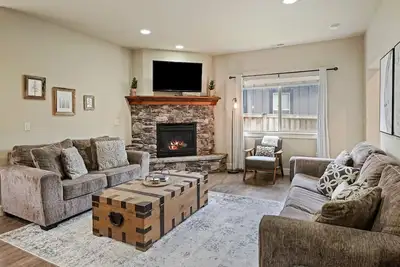 Image de Central Location w/Private Hot Tub, Fenced Yard, Ac