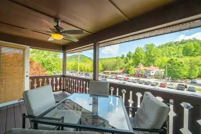 Image de Alpine Village Condo D | Downtown Bavarian Style Condo