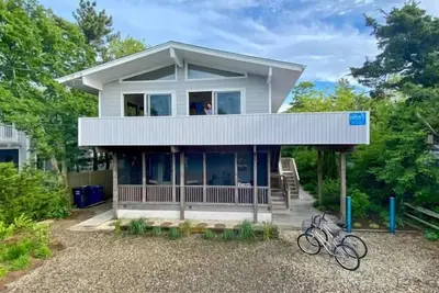 Image de The Nest is a spacious 4 bedroom, 2 bath home just 1. 5 short blocks to the beach.