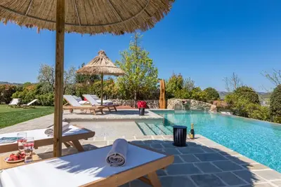 Image de Appartement dans une maison de vacances avec piscine, climatisation, Wifi, bain à remous, Tv, patio