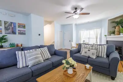 Image de Fit & Coasty - 2bd w/ Firepit, Workspace & Indoor Gym. 15 mins to Downtown!