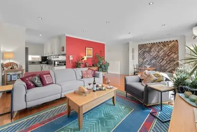 Image de StayCentral - Tranquil Spacious Townhouse - Glenlyon Road, Brunswick - 3 Bedrooms, 3 Beds, 2 Bathrooms, Off street shared parking spot generally available and parking on street.