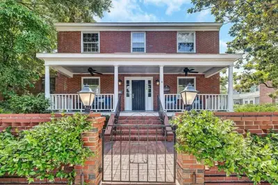 Image de Ebert-Artis Cottage - Heart of Downtown