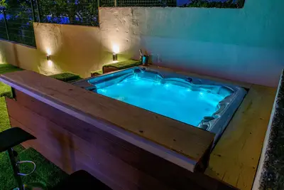 Image de \"Seascape Paradise: Unwind in Luxury - Jacuzzi, Private Parking by the Sea! \"