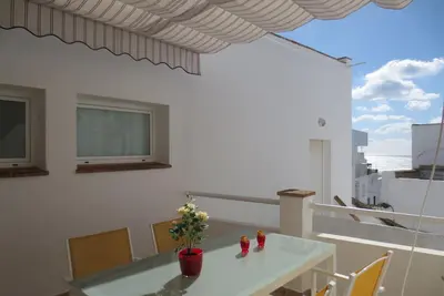 Image de Apartamento Rojo sur la plage avec terrasse.