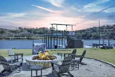 Image de Lakefront Paradise with Firepit