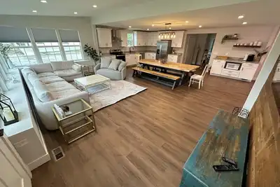 Image de Completely remodeled getaway! Walking distance to beach, restaurants and bars